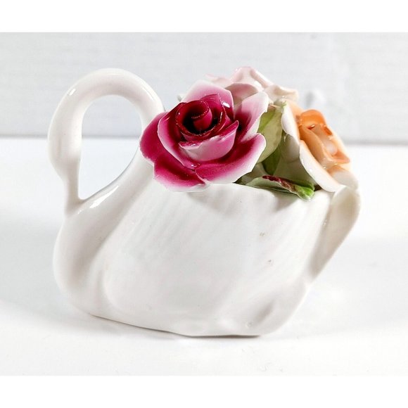 Royal Stratford England Bone China Swan W/Flower Bouquet Vintage Figurine - Picture 1 of 7